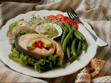 le poisson aux légumes est inclus dans le régime alimentaire pour perdre du poids