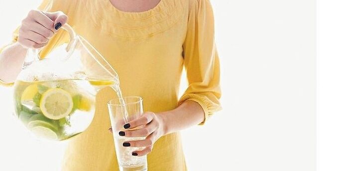 l'eau citronnée aide à purifier le corps