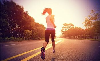 L'entraînement cardio, comme la course à pied, aide à brûler la graisse des jambes. 