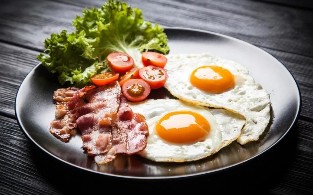 Les oeufs de deux œufs avec du bacon